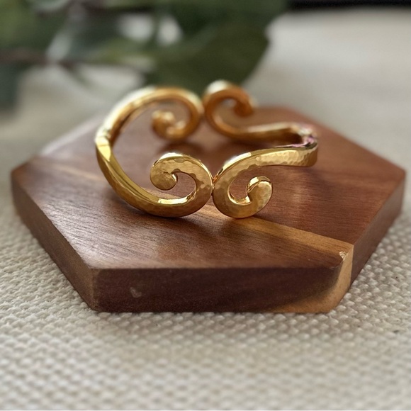 BRIGHTON Versailles Royale Hinged Bangle Bracelet in Brushed Gold • JB5961 - Picture 7 of 16